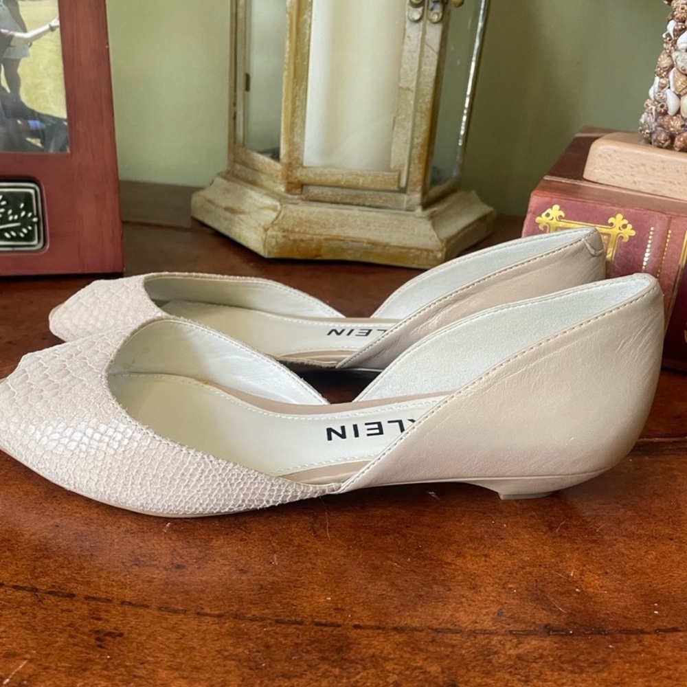 NWOB Anne Klein Flats w Peep Toe in Textured Beige/Taupe Leather 8.5